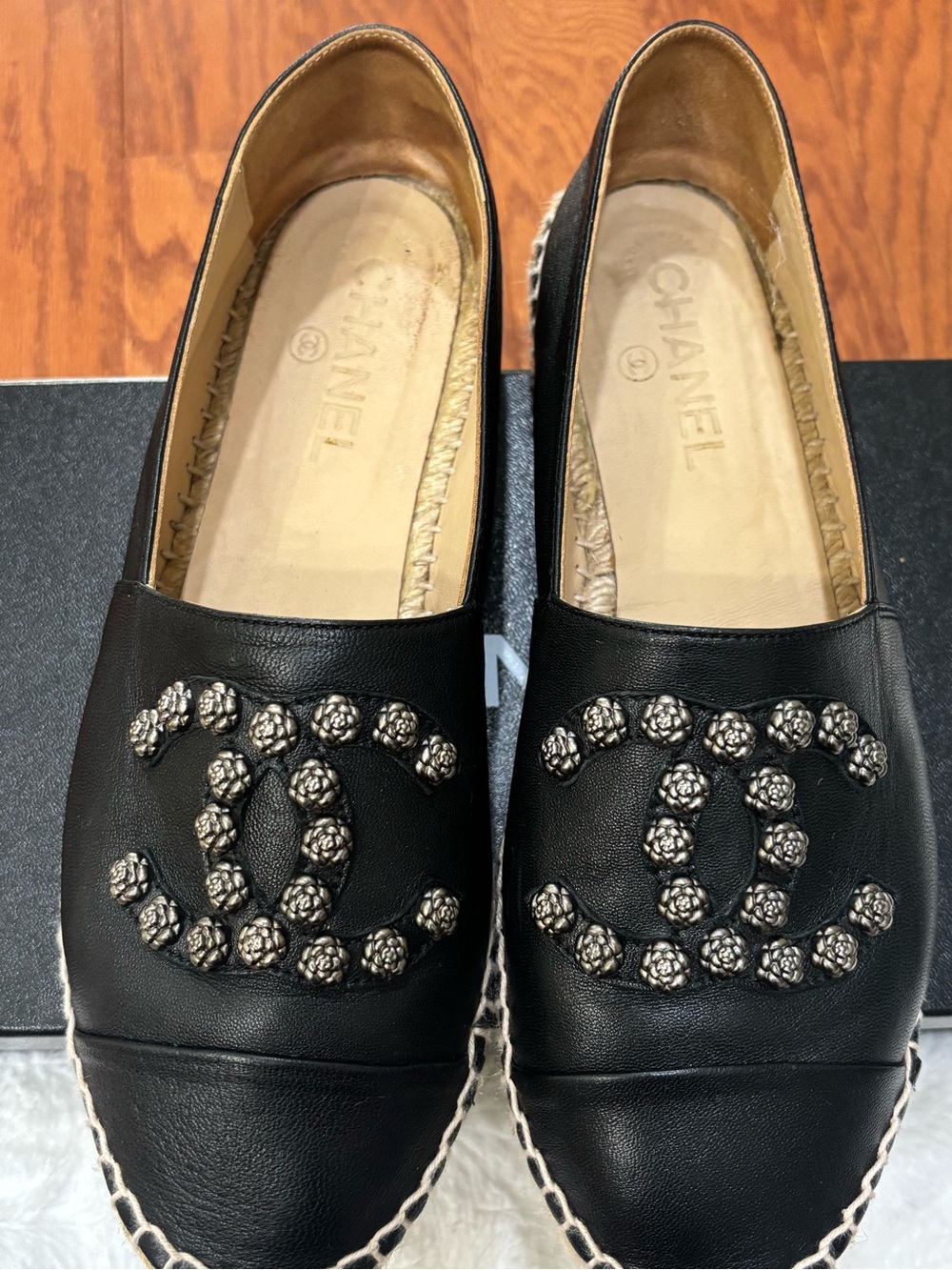 Pre-owned CHANEL Black Leather Espadrille Flats with Embellished CC - Picture 9 of 16